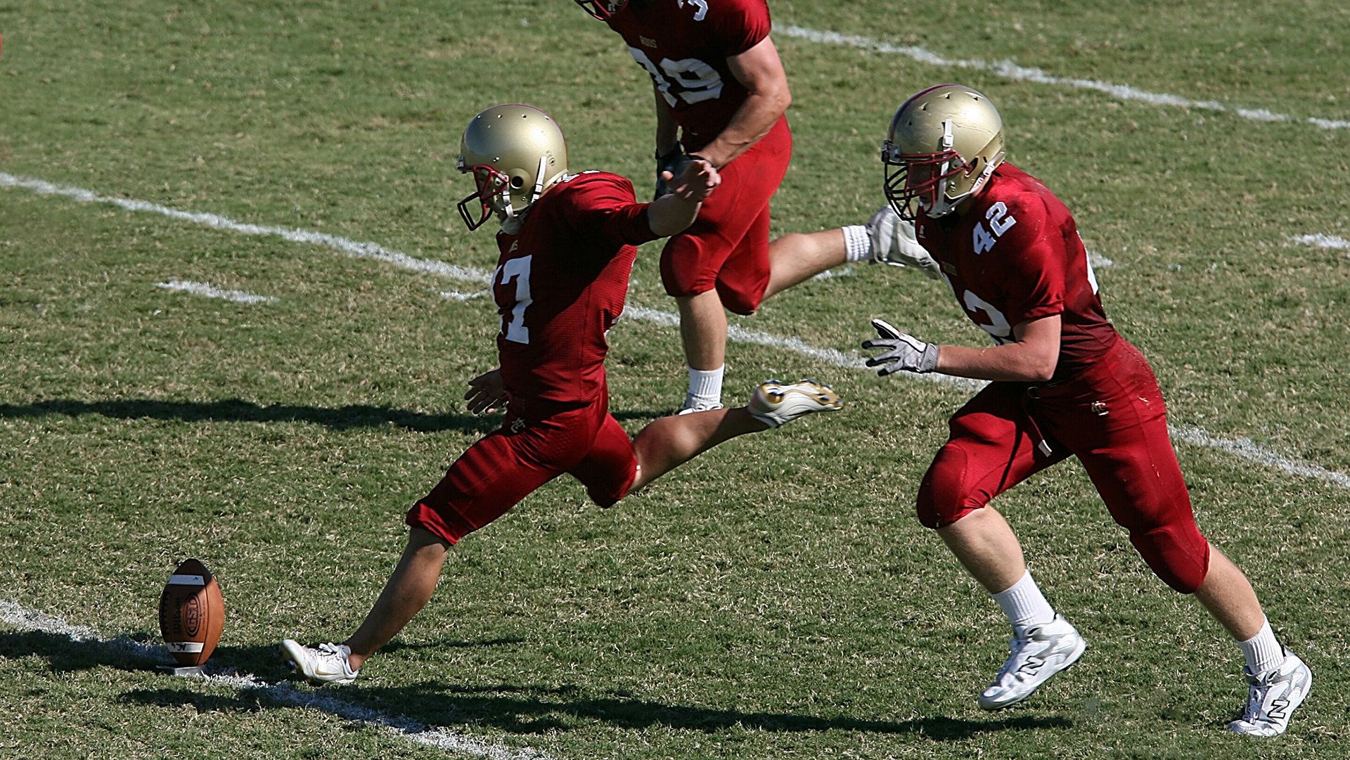 激烈较量！两队球员将在赛场上拼尽全力，两队比赛